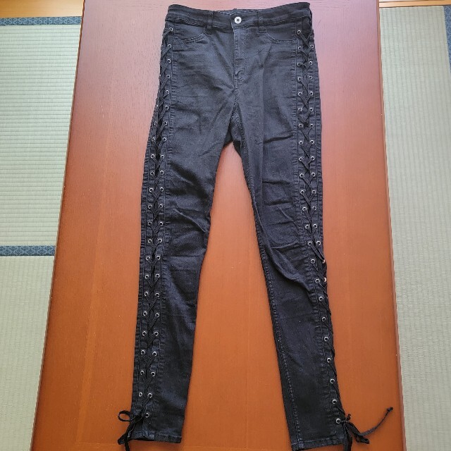 黒ズボン サイド紐付き レディースのパンツ(スキニーパンツ)の商品写真