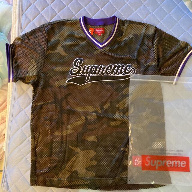 Supreme(シュプリーム)のsupreme スクリプトロゴメッシュベースボールトップ メンズのトップス(シャツ)の商品写真