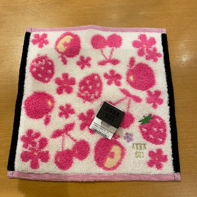 ANNA SUI(アナスイ)のアナスイミニタオルハンカチ苺ピンク レディースのファッション小物(ハンカチ)の商品写真