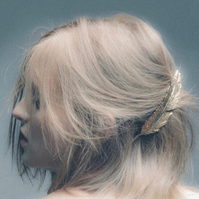 【プリュイ】pluie フェザー バレッタ Mサイズ レディースのヘアアクセサリー(バレッタ/ヘアクリップ)の商品写真