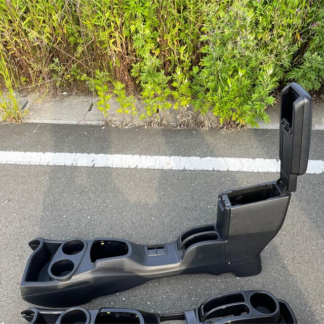 トヨタ(トヨタ)のアクア　センターコンソール　中期 自動車/バイクの自動車(車種別パーツ)の商品写真