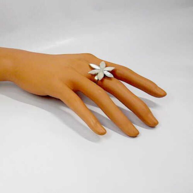白蝶貝を使ったシルバー925製花のリング（指輪）！ レディースのアクセサリー(リング(指輪))の商品写真