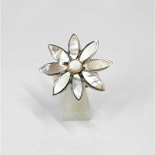 白蝶貝を使ったシルバー925製花のリング（指輪）2！ レディースのアクセサリー(リング(指輪))の商品写真