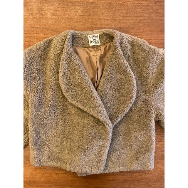 Toteme Bellac faux fur jacket ファー　ジャゲット レディースのジャケット/アウター(毛皮/ファーコート)の商品写真