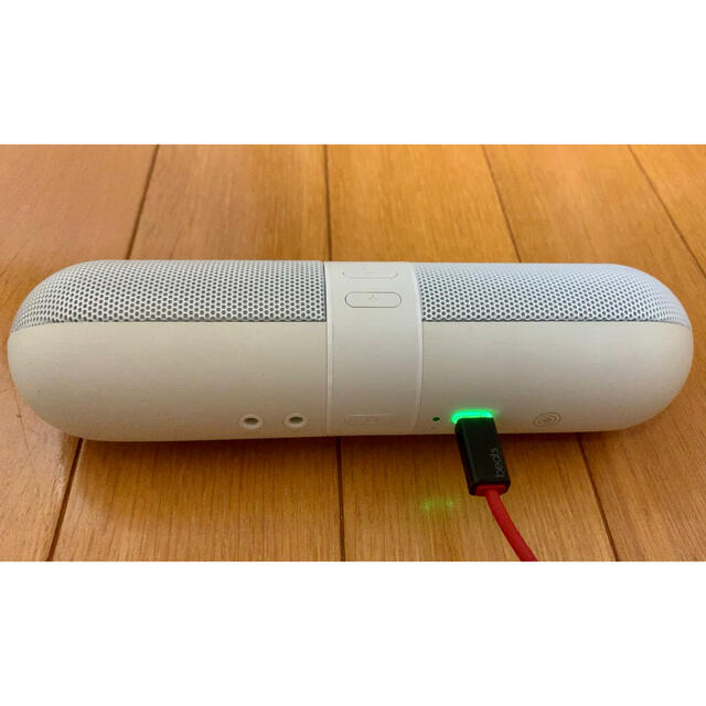 Beats by Dr Dre(ビーツバイドクタードレ)のbeats pill 2.0 Bluetoothスピーカー（WH）スタンド付き スマホ/家電/カメラのオーディオ機器(スピーカー)の商品写真