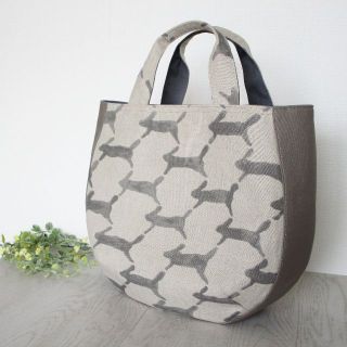 [run run run] マチ付きラウンドトートバッグ ミナペルホネン(バッグ)