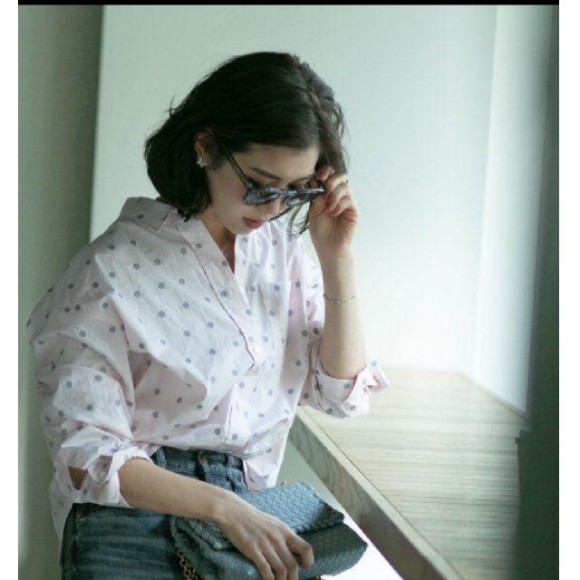 1回着用のみ　seventen ドット刺繍シャツ ライトピンク×グレー　S レディースのトップス(シャツ/ブラウス(長袖/七分))の商品写真