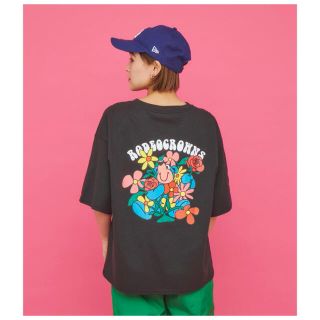 ロデオクラウンズワイドボウル(RODEO CROWNS WIDE BOWL)のロデオ ★0528 MATT FLOWER Tシャツ（ブラック）(Tシャツ(半袖/袖なし))