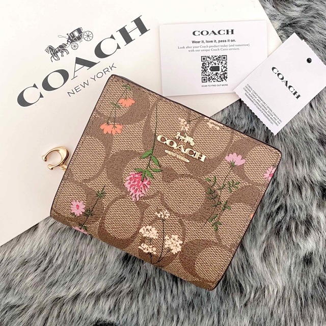 新品☆COACH(コーチ)カーキ 花柄 レザー チャーム付き 折り財布 - www