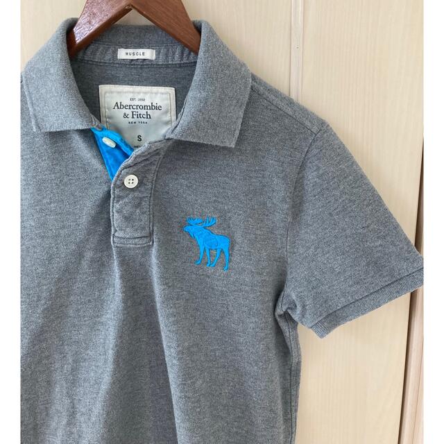 Abercrombie&Fitch(アバクロンビーアンドフィッチ)のアバクロンビー&フィッチ 半袖 ポロシャツ S グレー ビックロゴ刺繍 メンズのトップス(ポロシャツ)の商品写真