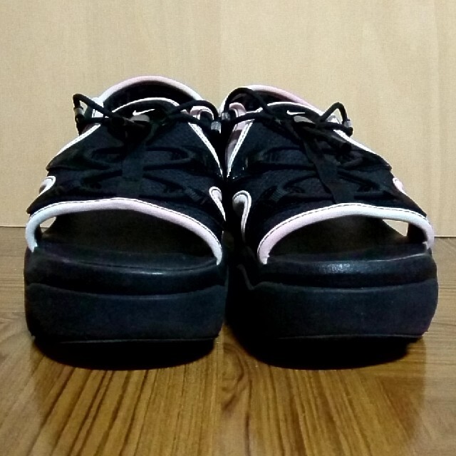 NIKE(ナイキ)のナイキ エアマックスココ 25㎝ 黒 ピンク グラデーション レディースの靴/シューズ(サンダル)の商品写真