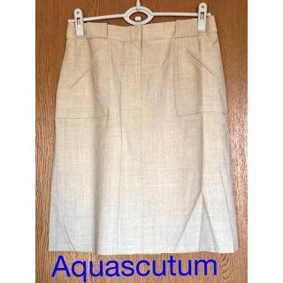 アクアスキュータム(AQUA SCUTUM)のAquascutum  ストレートスカート　くすみベージュ(ひざ丈スカート)