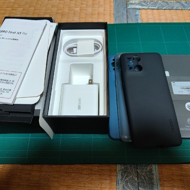 OPPO Find X3 Pro OPG03　おまけ付き スマホ/家電/カメラのスマートフォン/携帯電話(スマートフォン本体)の商品写真