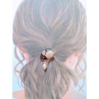 ブラウンマーブル×グリーンビジューチャーム付き ポニーフック(ヘアアクセサリー)