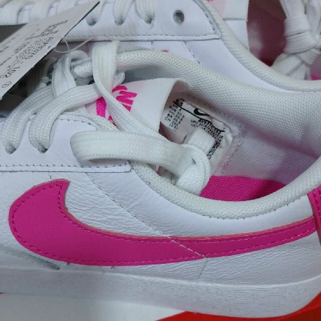 NIKE(ナイキ)のナイキ　NIKE W BLAZER LOW LE　スニーカー　靴　ピンクホワイト レディースの靴/シューズ(スニーカー)の商品写真