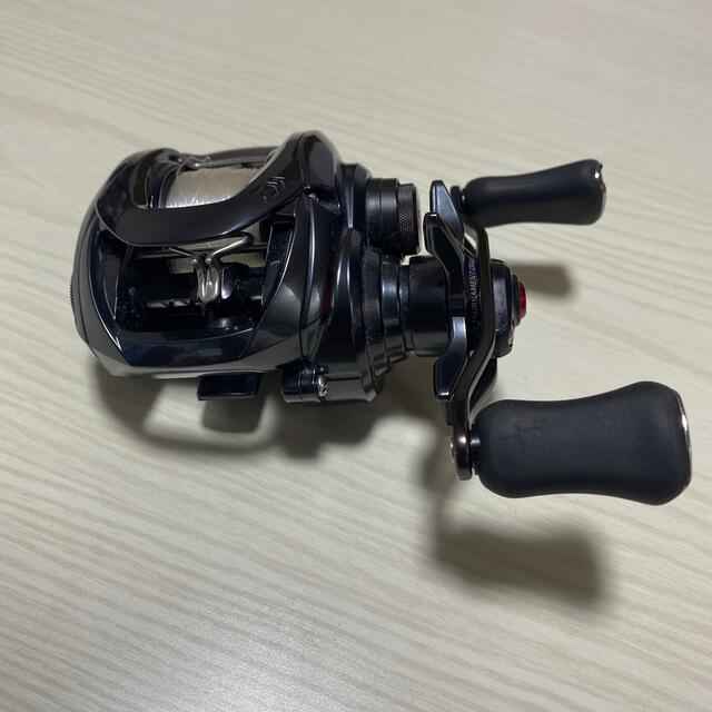 DAIWA(ダイワ)のダイワ　タトゥーラSVTW 7.1 スポーツ/アウトドアのフィッシング(リール)の商品写真