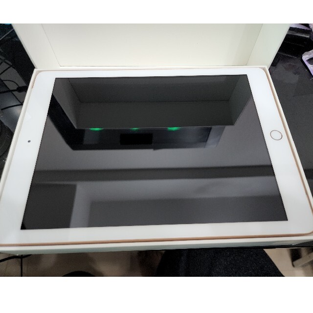 iPad(アイパッド)のアップル iPad 第6世代 32GB ゴールド スマホ/家電/カメラのPC/タブレット(タブレット)の商品写真
