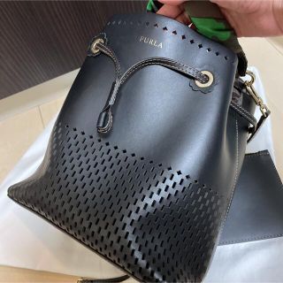 美品★レア フルラ ステイシー 紗栄子パンチング バケツバッグ 巾着バッグ