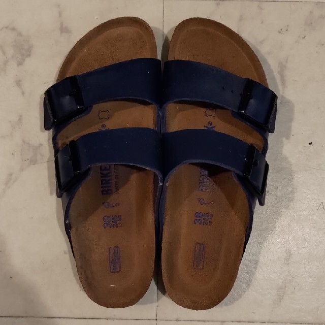 BIRKENSTOCK(ビルケンシュトック)のビルケンシュトック アリゾナ ソフトフットベッド レディースの靴/シューズ(サンダル)の商品写真