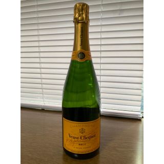 モエエシャンドン(MOËT & CHANDON)のヴーヴクリコ　イエローラベル750ml 箱無し(シャンパン/スパークリングワイン)