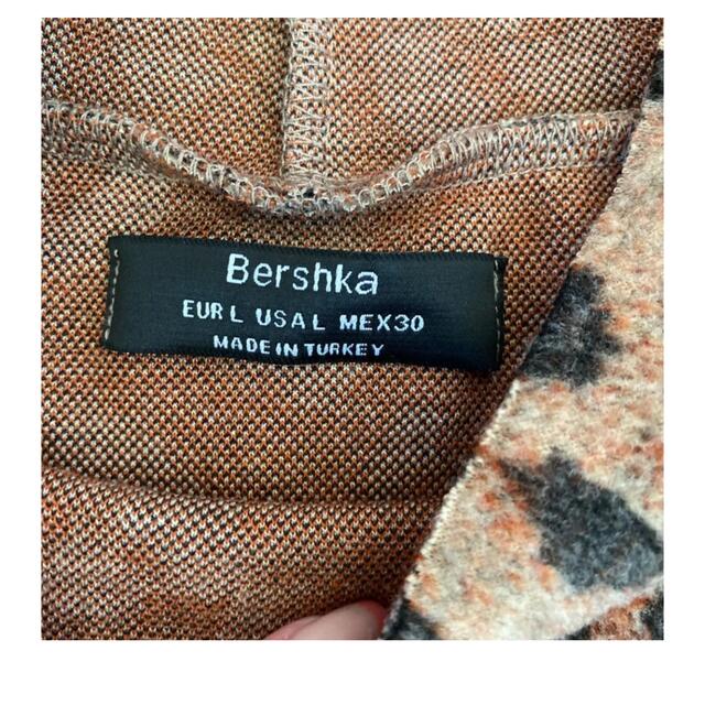 Bershka(ベルシュカ)のベルシュカ　新品！　レオパード　柄　半袖　トップス　ニット　秋　冬 レディースのトップス(カットソー(半袖/袖なし))の商品写真