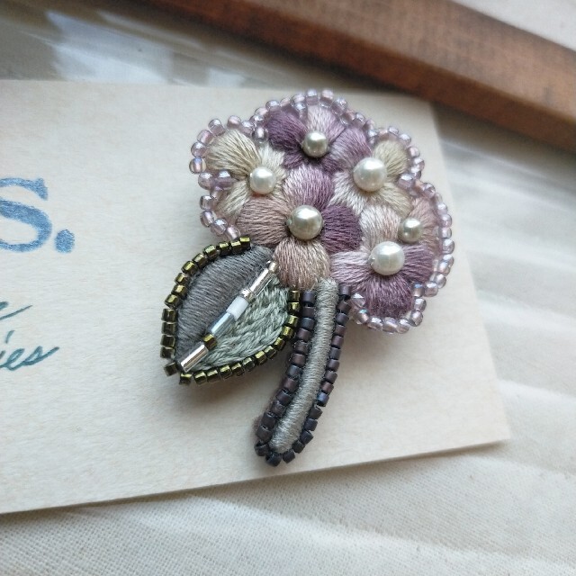 梅雨を彩る紫陽花ブローチ 手刺繍ブローチ | フリマアプリ ラクマ