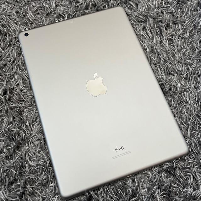 Apple(アップル)のipad 第8世代 WiFiモデル 32GB シルバー スマホ/家電/カメラのPC/タブレット(タブレット)の商品写真