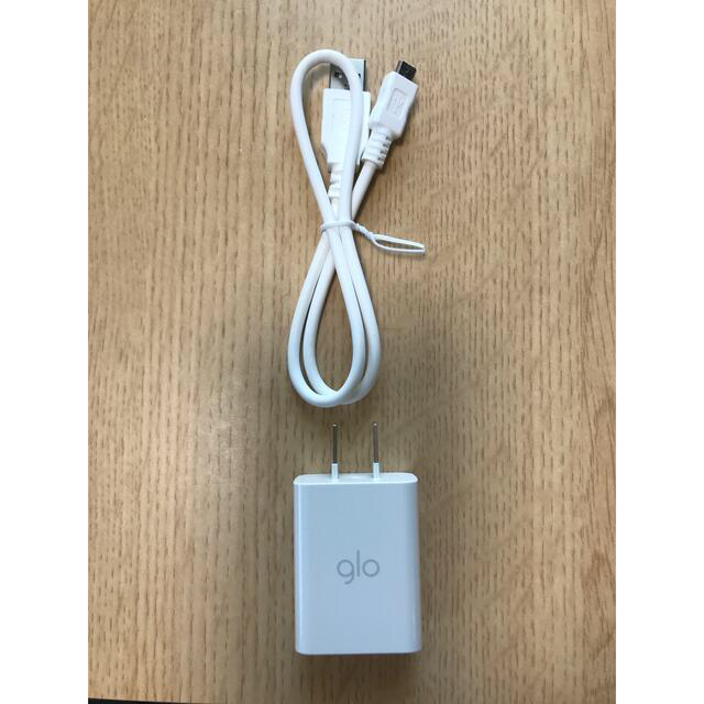 glo(グロー)の純正glo充電器USB ケーブルTypeB スマホ/家電/カメラのスマートフォン/携帯電話(バッテリー/充電器)の商品写真