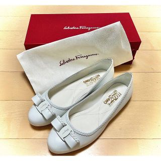 10万を新品未使用フェラガモ　白Salvatore Ferragamo パンプス