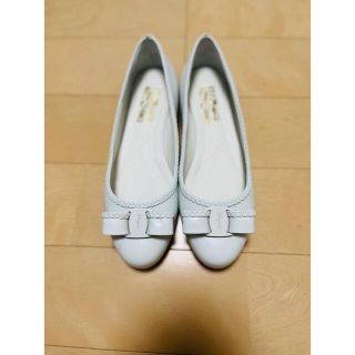 10万を新品未使用フェラガモ　白Salvatore Ferragamo パンプス