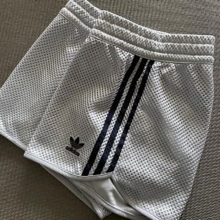 アディダス(adidas)のadidas ショートパンツ　グレー　メッシュ素材(ショートパンツ)