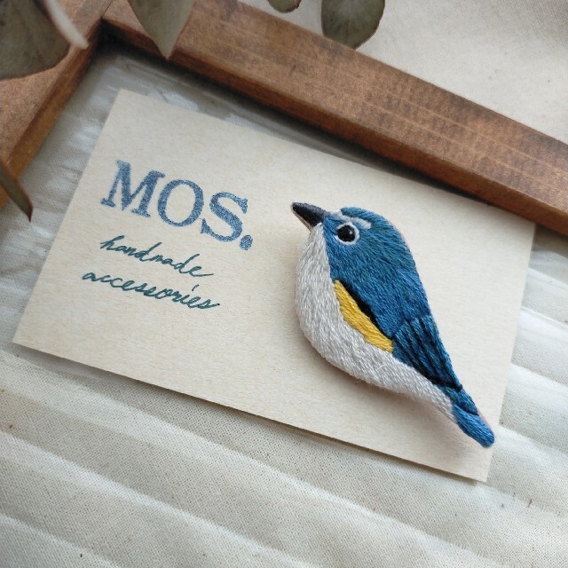 手刺繍ブローチ 幸せ運ぶルリビタキ 野鳥の通販 by MOS. shop｜ラクマ