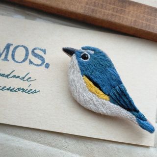 手刺繍ブローチ  幸せ運ぶルリビタキ  野鳥