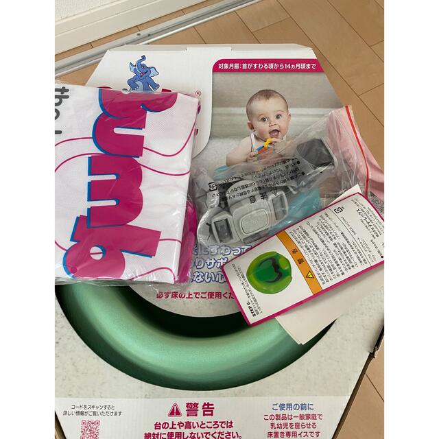 Bumbo(バンボ)のバンボ　プレイトレー付き(ミントグリーン) キッズ/ベビー/マタニティのキッズ/ベビー/マタニティ その他(その他)の商品写真