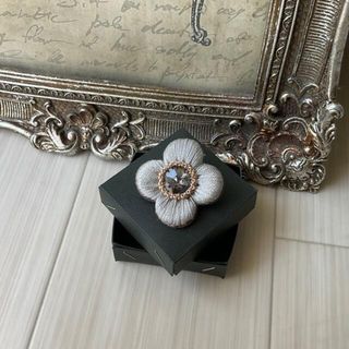 スワロフスキー(SWAROVSKI)のぷっくり艶めくお花の刺繍ブローチ　or　ポニーフック　クラシカルシルバー　グレー(コサージュ/ブローチ)