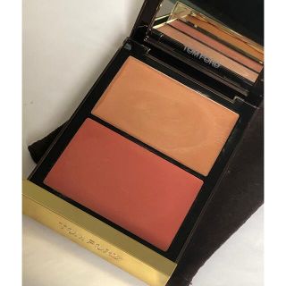 トムフォード(TOM FORD)のトムフォード　シェードアンドイルミネートチークス　01 scintillate(フェイスカラー)