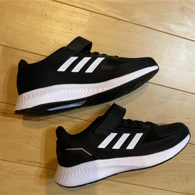 adidas(アディダス)の新品 adidas アディダス スニーカー キッズ 21㎝ キッズ/ベビー/マタニティのキッズ靴/シューズ(15cm~)(スニーカー)の商品写真