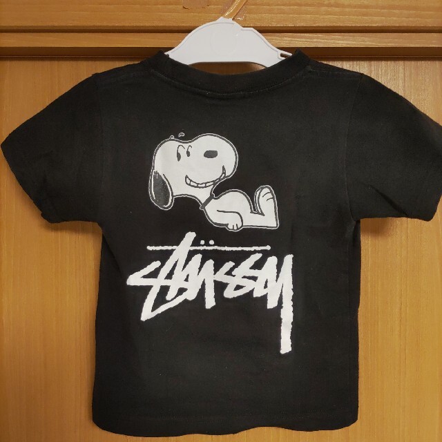 STUSSY(ステューシー)のチャーリーブラウンSNOOPYキッズTシャツS90cm黒スヌーピー白STUSSY キッズ/ベビー/マタニティのキッズ服男の子用(90cm~)(Tシャツ/カットソー)の商品写真