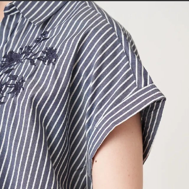 OLIVEdesOLIVE(オリーブデオリーブ)の胸刺繍ブラウス レディースのトップス(シャツ/ブラウス(半袖/袖なし))の商品写真