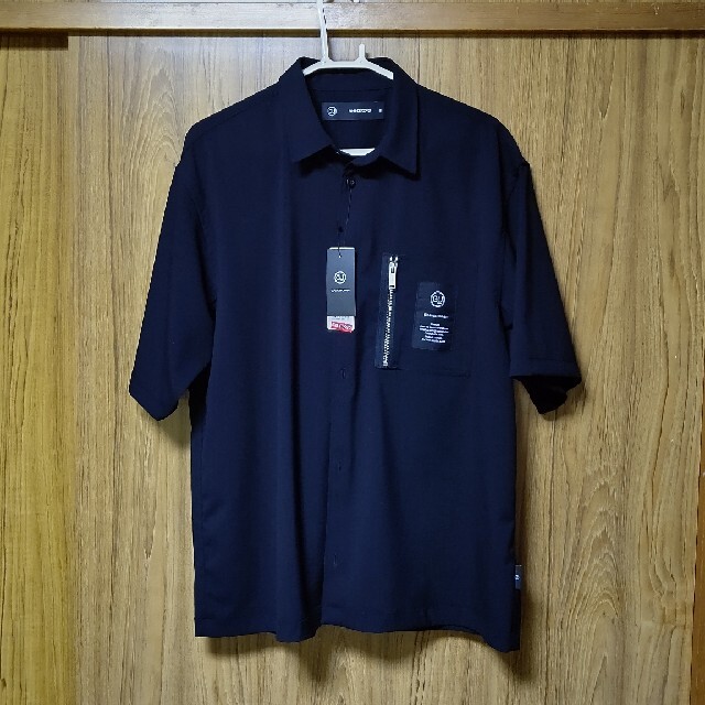 GU(ジーユー)の新品未使用☆ジーユー✕アンダーカバー☆半袖シャツ☆Mサイズ☆黒 メンズのトップス(シャツ)の商品写真