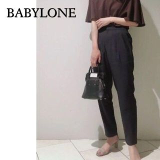 バビロン(BABYLONE)のテロンと軽やか♪　上品テーパードパンツ　ネイビー　S(カジュアルパンツ)