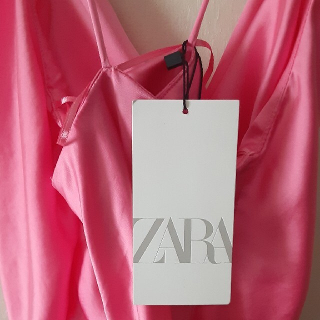 ZARA(ザラ)のZARA☆新品☆XXL☆ピンクサテンロングワンピース レディースのワンピース(ロングワンピース/マキシワンピース)の商品写真