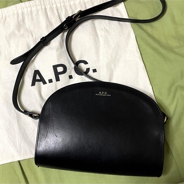 A.P.C. ハーフムーンショルダーバッグ