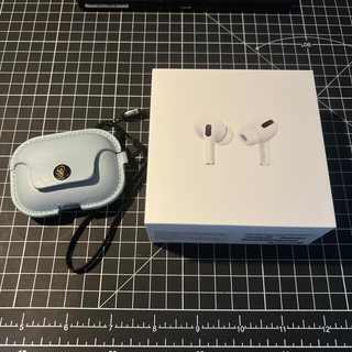 アップル(Apple)のairpods pro 正規品　美品　カバー付き(ヘッドフォン/イヤフォン)