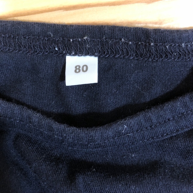 MUJI (無印良品)(ムジルシリョウヒン)の黒　Tシャツ　半袖　80 キッズ/ベビー/マタニティのベビー服(~85cm)(Ｔシャツ)の商品写真