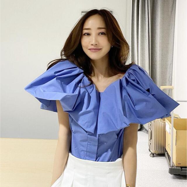 styling ラッフルブラウス 神崎恵さん着用 オフショル ブラック