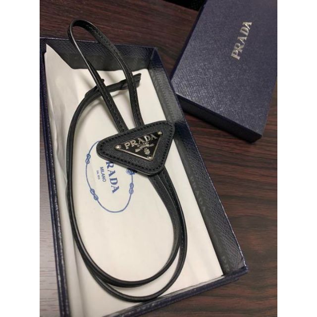 人気最安値 PRADA レザー 三角プレート ブラック 正規 プラダ ボロタイ