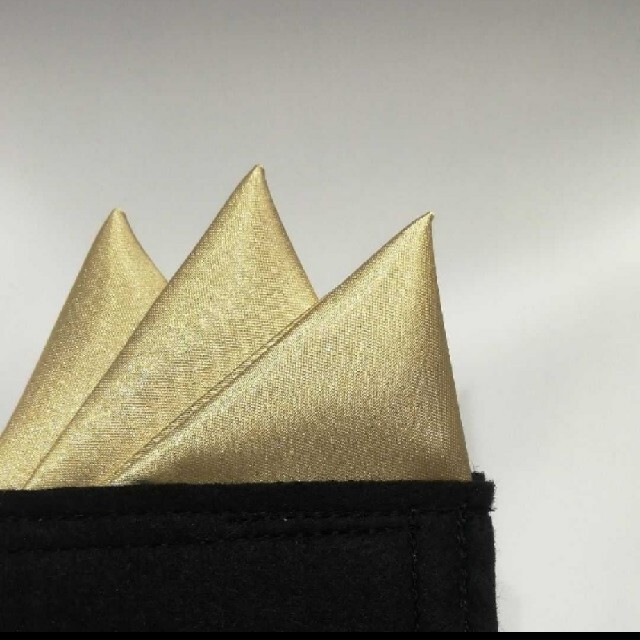 メンズポケットチーフ　ライトゴールド光沢サテンスリーピークス メンズのファッション小物(ハンカチ/ポケットチーフ)の商品写真