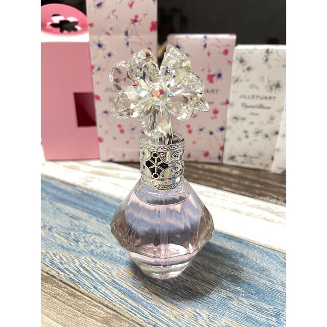 JILLSTUART(ジルスチュアート)の2個 新品未使用 ジルスチュアートクリスタルブルーム オードパルファン 50ml コスメ/美容の香水(香水(女性用))の商品写真