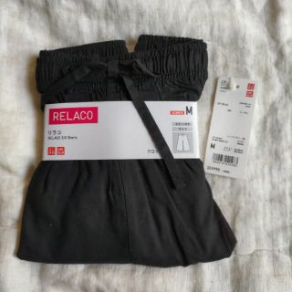 ユニクロ(UNIQLO)のユニクロ　リラコ　ブラック　Ｍサイズ　ダグ付き(ルームウェア)